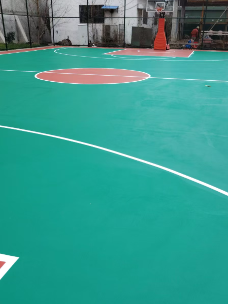 海勃湾 球场长期使用易出现地面开裂